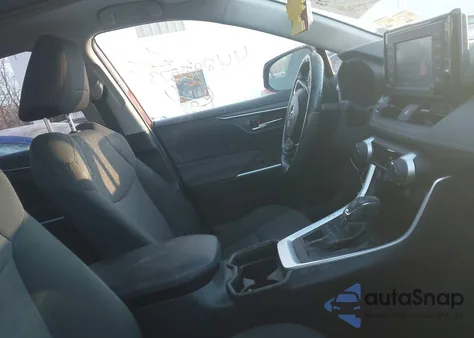 2019 Toyota Rav4 Xle z USA, uszkodzony, nr VIN JTMP1RFV4KD039981